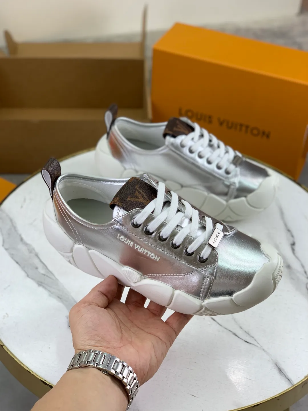 Men's men's shoes 💰P600 new style super hot 🔥 LV Bubble Bubble cloud shoes new casual sports shoes All stars have the same style. It's really good-looking and has a sense of technology and luxury. The shoe shape is smooth and not bulky, and small girls can easily handle it. TPU injection molded rice flower outsole, leather lining with breathable space mesh, molded cowhide feet, calfskin surface Code number: 35-40 (customized for 41 42) Color: black white silver